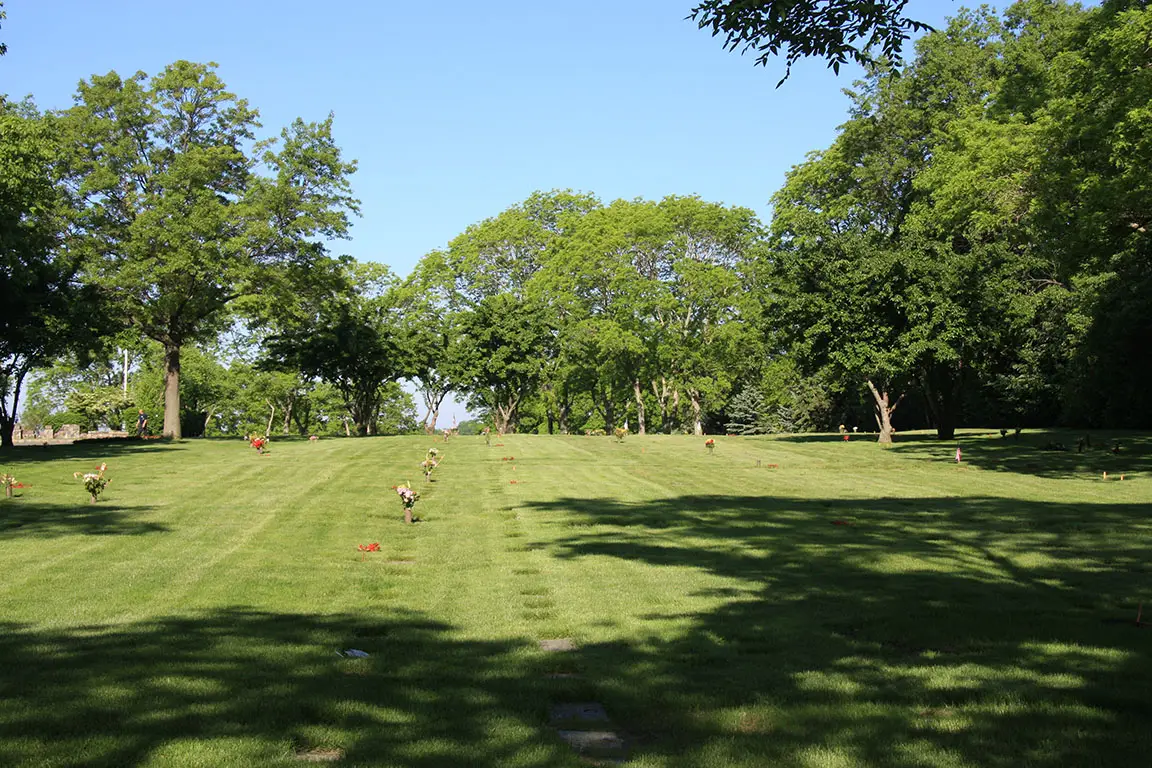 Single-Grave-Spaces